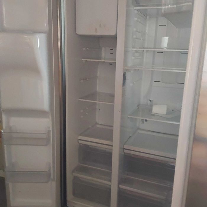 Хладилник  DAEWOO с фризер,ледогенератор и диспенсър за студена вода