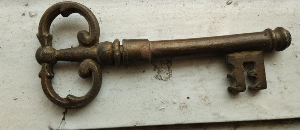 Тирбушон от месинг във форма на голям ключ