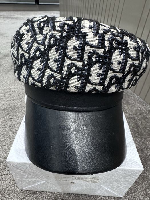 Дамска шапка тип каскет