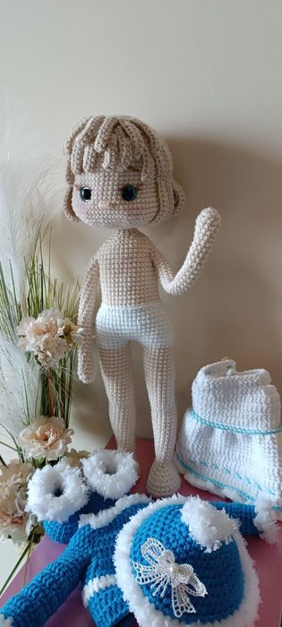 Позираща плетена кукла