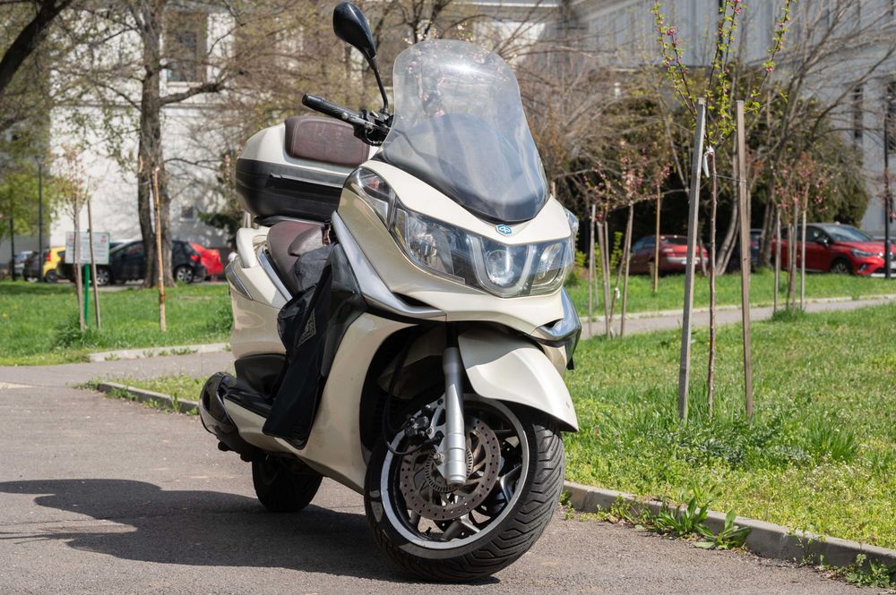 Piaggio X10 350 Executive ABS ASR, topcase, revizii majore - maxi scuter