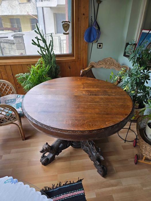 Стара холна маса с орнаменти.