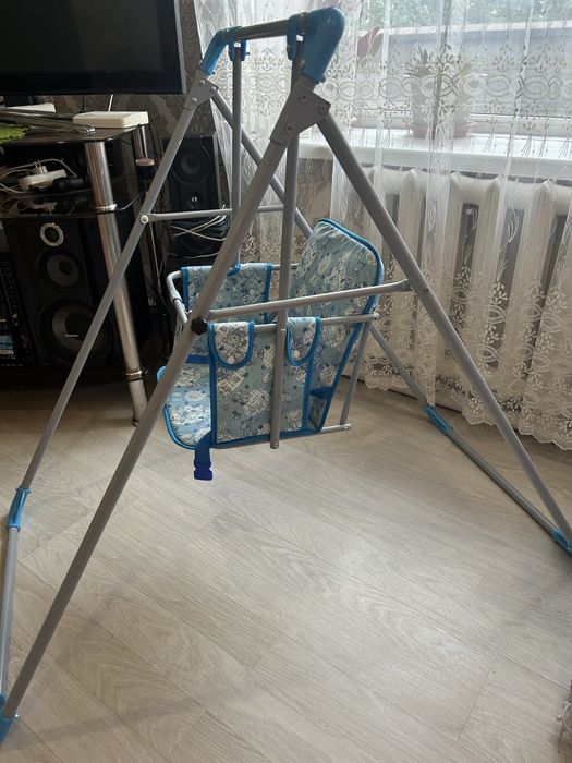 Детская качеля в хорошем состоянии