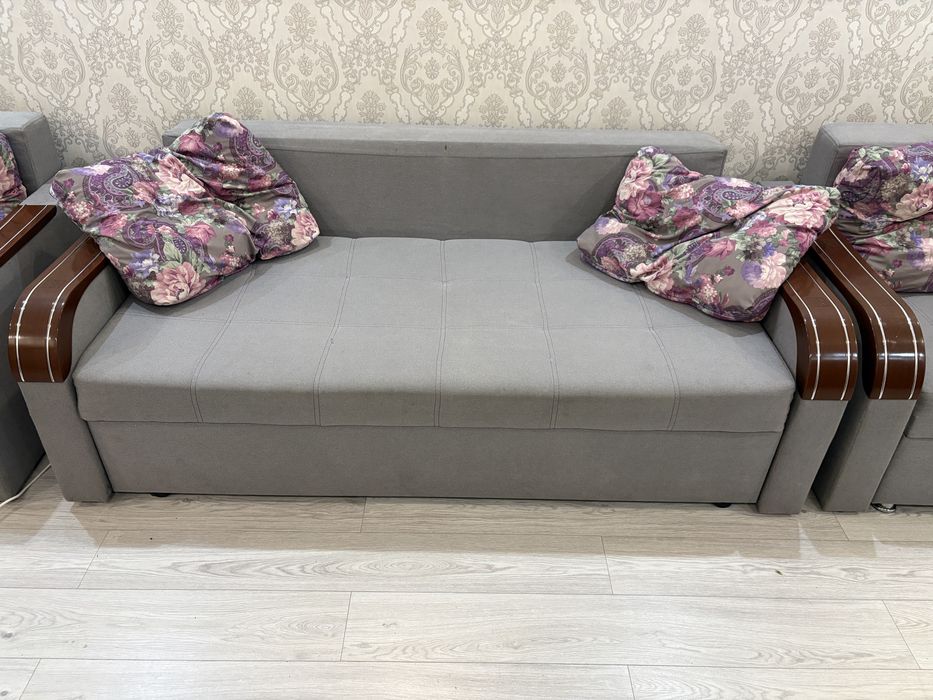 Диван для зала хорошем состояний