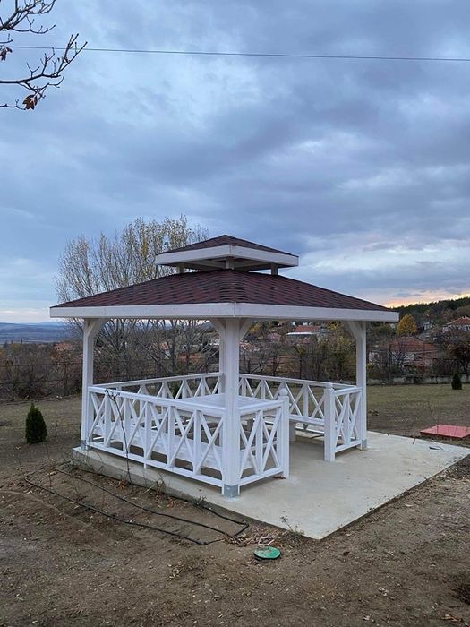 Изграждаме дървени навеси, плажни барове, подиуми, беседки, парапети.