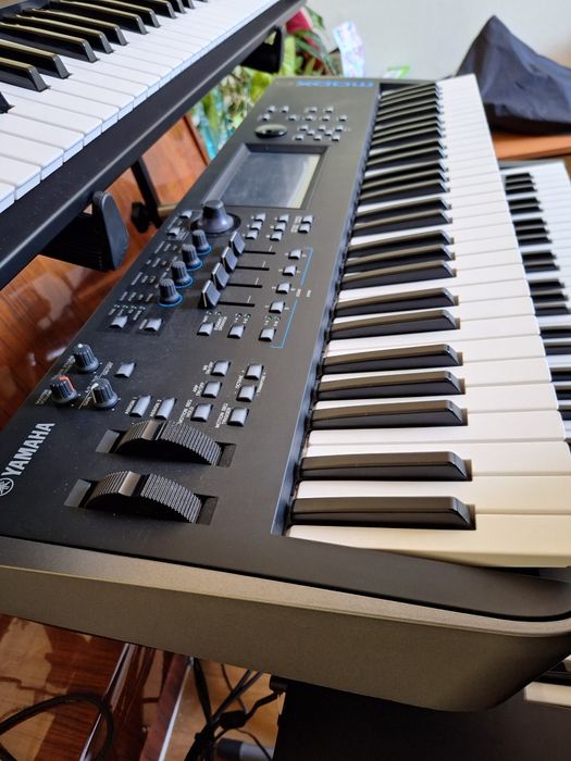 Продавам Yamaha MODX 6