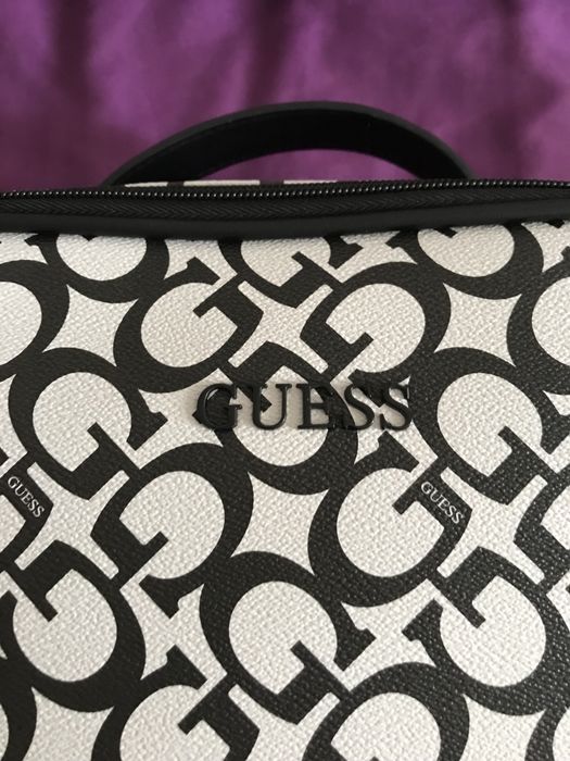 Vand geanta cosmetice guess