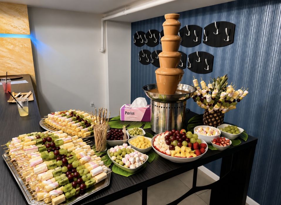 Fruit Bar Premium și Fantana de Ciocolata (diferite mărimi) pentru Nunți, Botezuri și Evenimente VIP