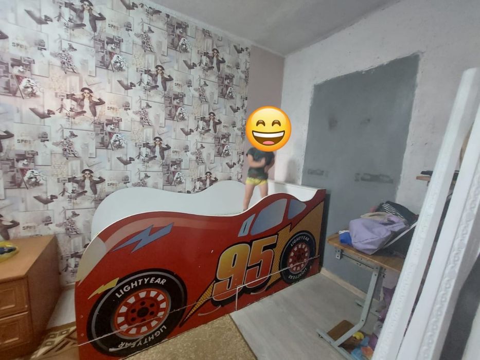 Продам кроватку срочно .