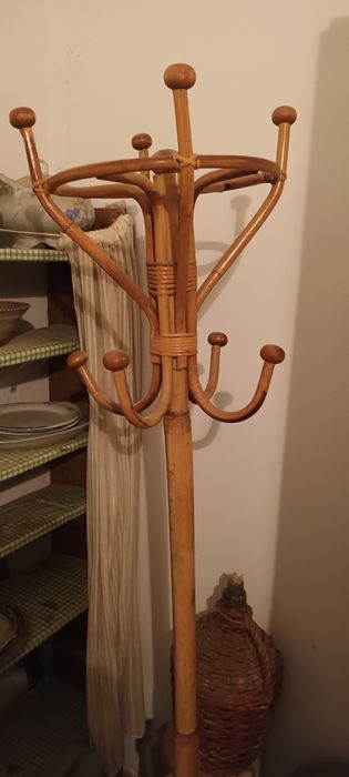 Cuier din Bambus  stativ cu picioare stare ca nou.