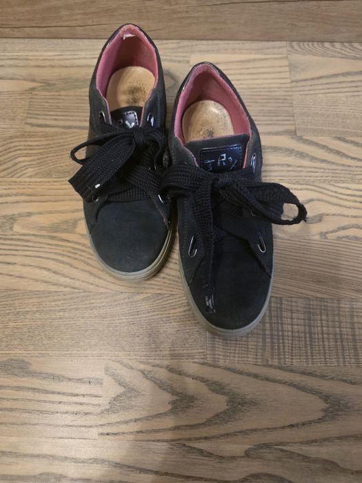 Продам кроссовки для  девочки