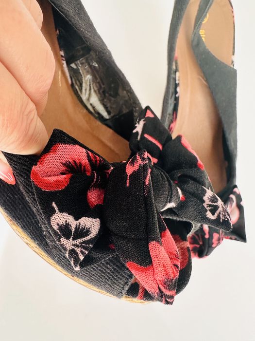 Сандали на платформа