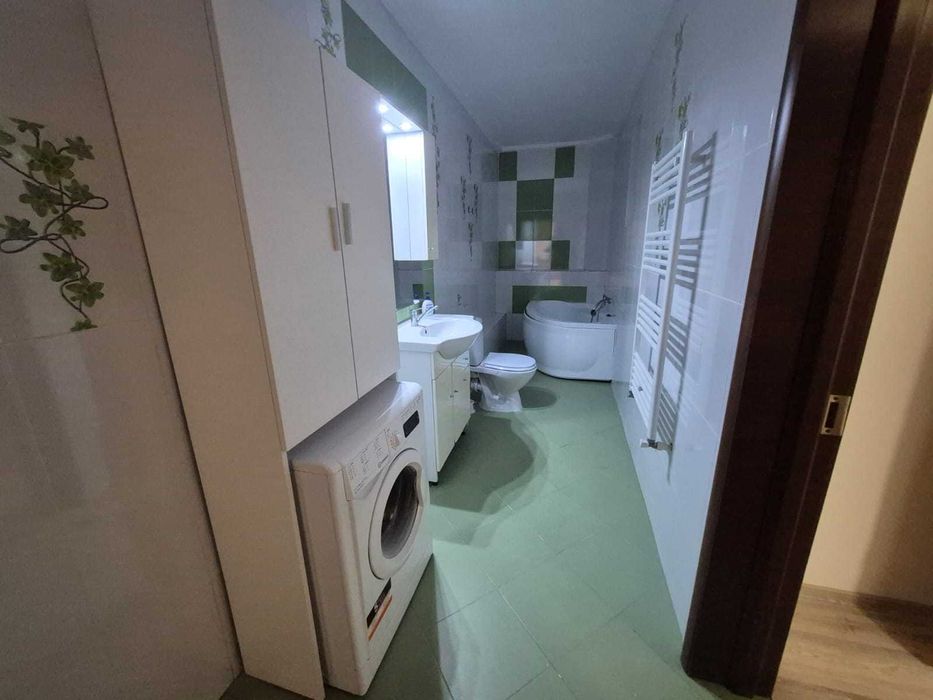 Inchiriez apartament cu 3 camere, bloc nou, zona centrala