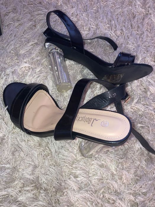 Vând sandale cu toc transparent