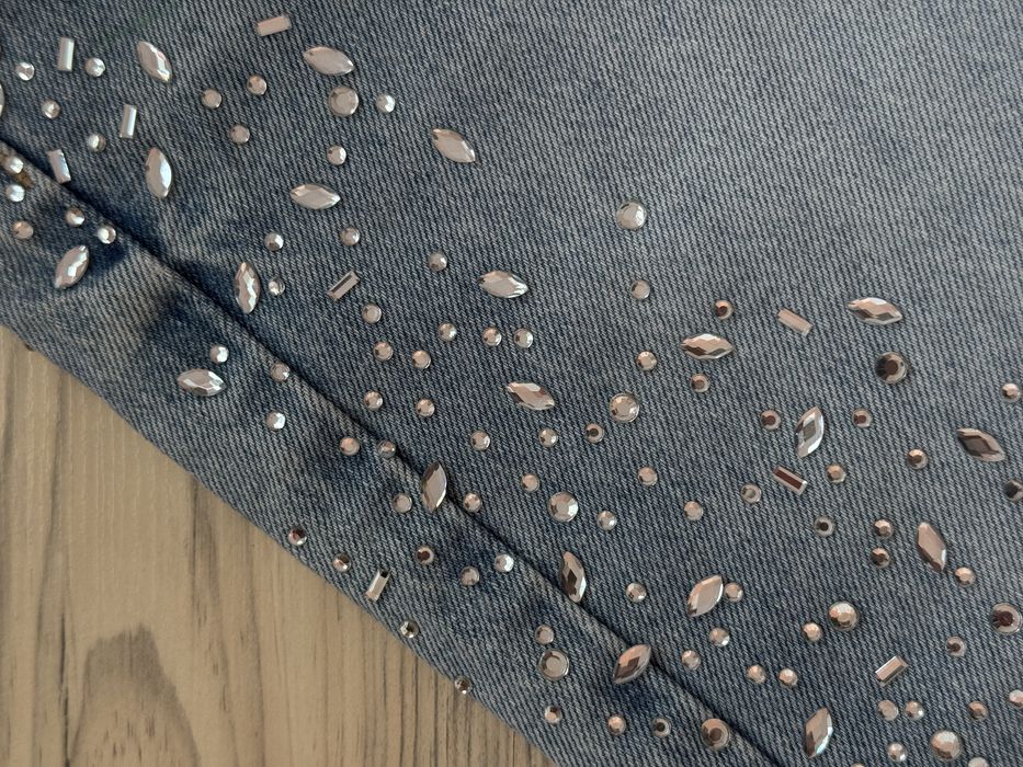 Дамски дънки Bershka с камъчета – като нови