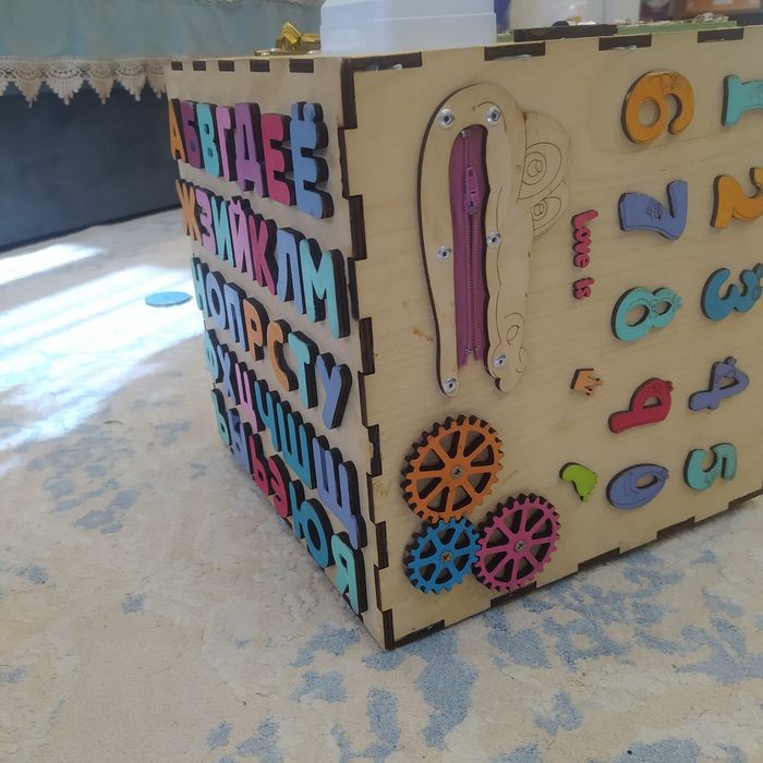 Детский развивающий бизикуб