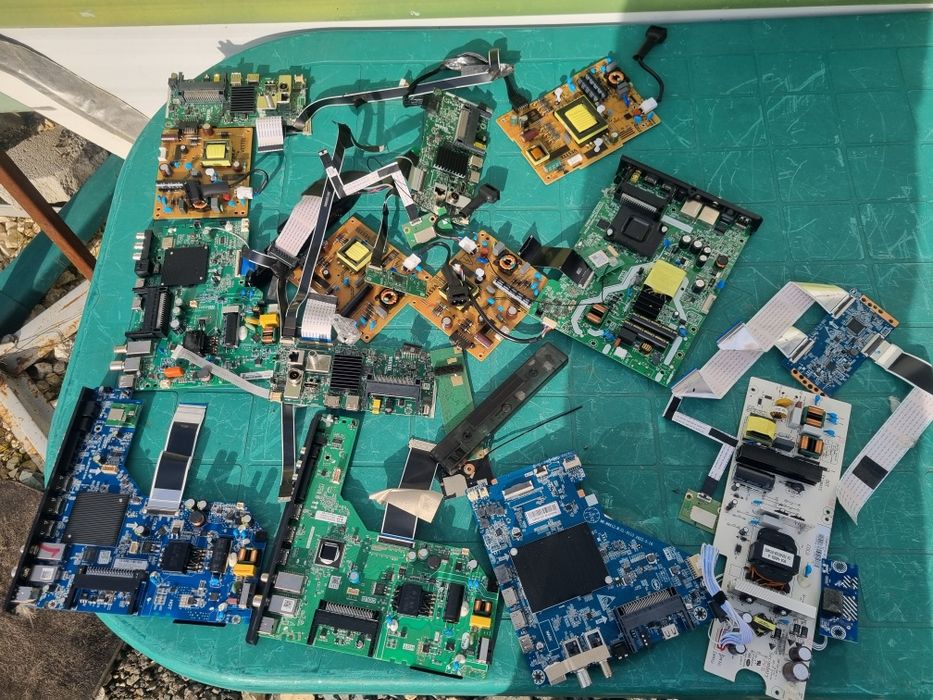 Piese provenite din tv-uri noi cu display-uri sparte