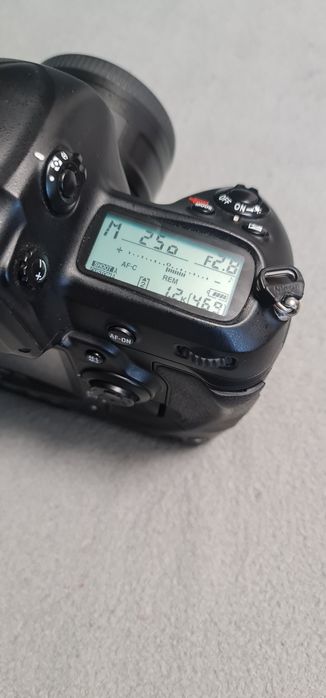 Nikon d3 stare buna body , 2 carduri , 3 acumulatorii, incarcator 200k cadre
