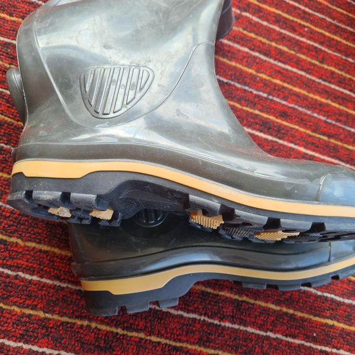 Продажа резиновых сапог.