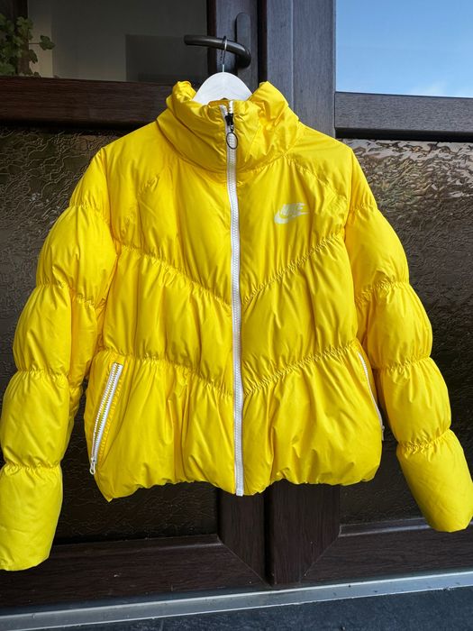 Дамски зимни якета: Nike с патешки пух и Roxy