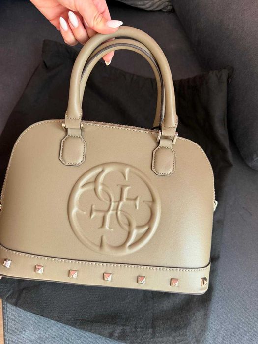 Guess цвят olive с допълнителна дълга дръжка