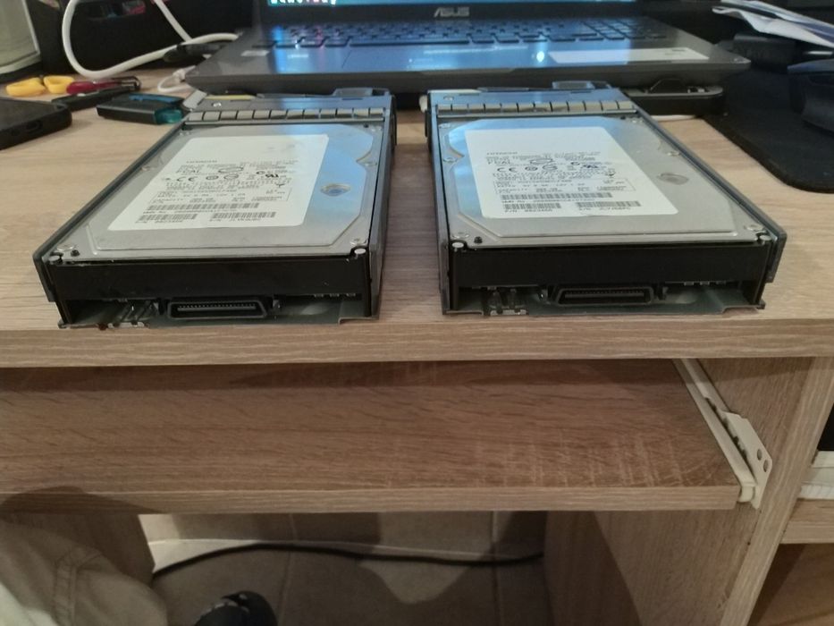 Vând X2 HDD server 300GB 15K RPM Fibre Channel Hitachi Ultrastar