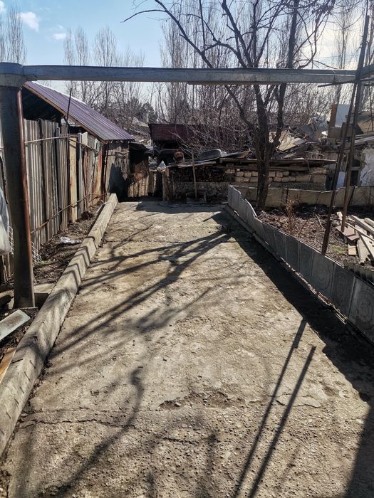 Продаётся дом (расположен вдоль главной дороги)