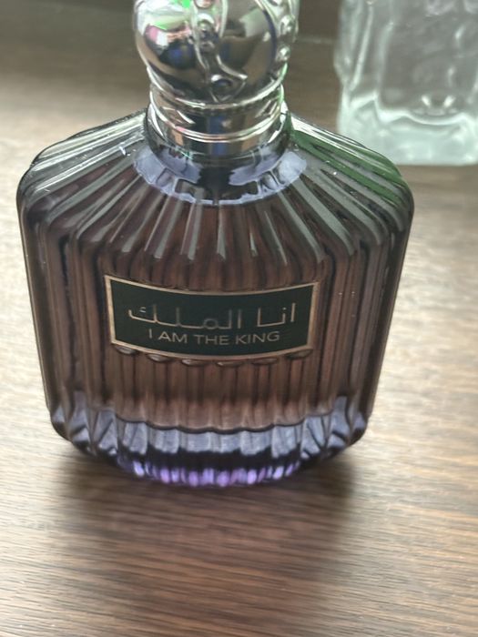 Parfum se da fara cutie