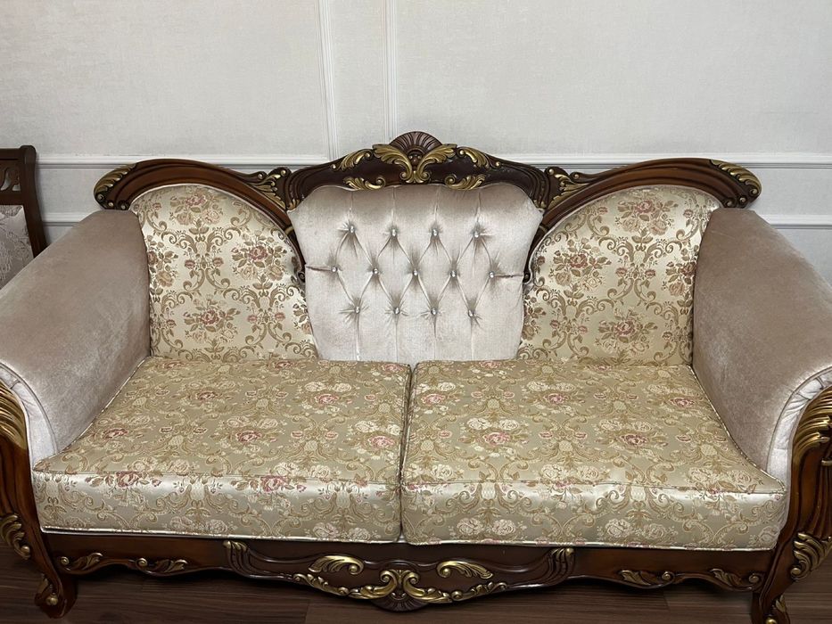 Продам диван и двумя креслами