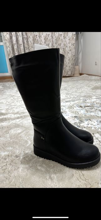 Продам зимнюю женскую обувь.