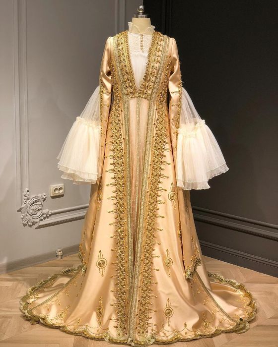 Ansambl sotiladi, tillaqoshi ham bor