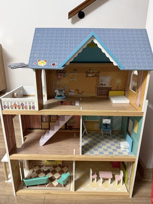 Casa de papusi din lemn