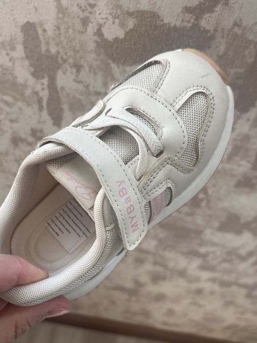 Кроссовки на девочку