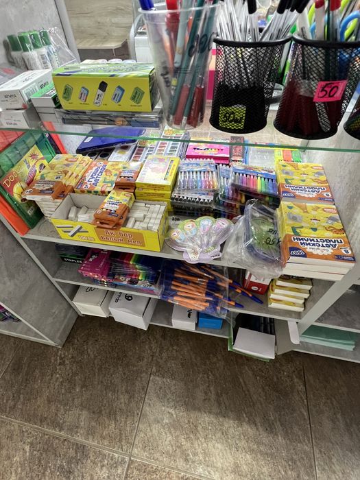 Стеллажи витрины