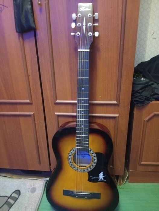 срочно продам гитару MADINA