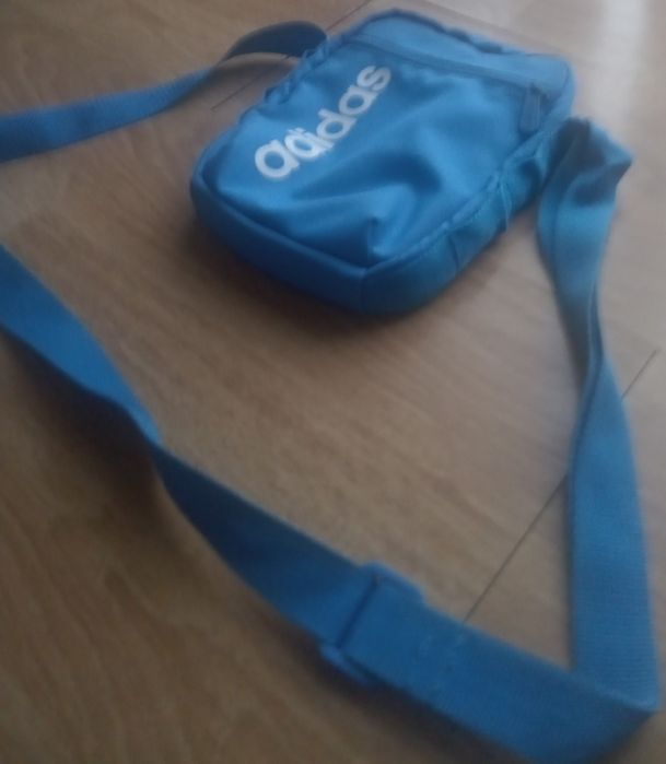 Geantă Adidas de culoare albastră