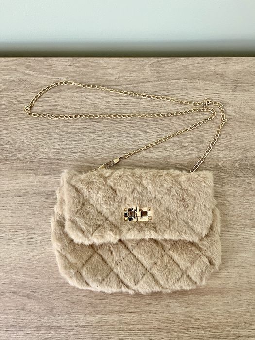 Бежова малка пухкава чанта
