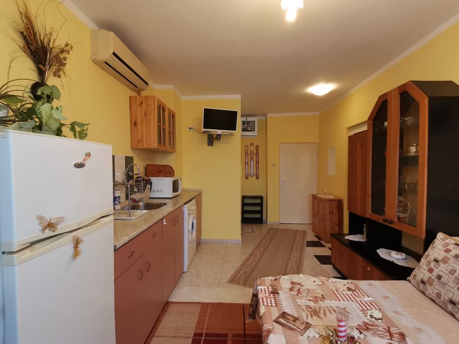 Дава се под наем Едностаен апартамент в Бургас, Меден рудник - зона А - 35 кв.м за 142.8 € - Снимка #1