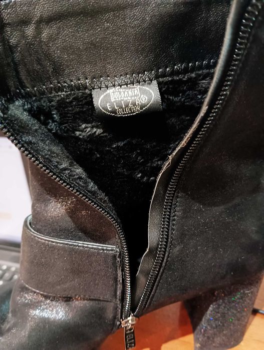 Дамски боти черни на платформа с висок брокатен ток и брошка