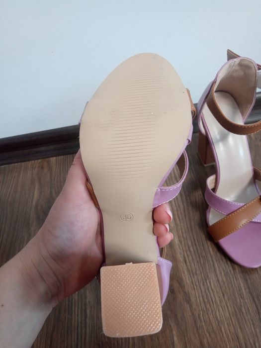 Дамски сандали с катарама