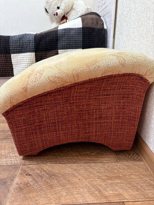 Продам пуфик для туалетного столика