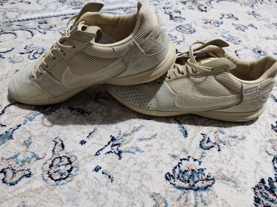 Продам футзалки naik