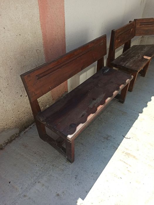 Дървени пейки и възглавници