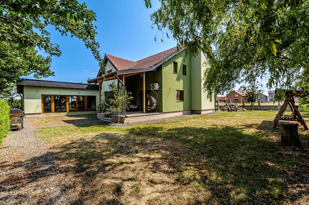 Vand Casă spațioasă în Curtici, 4 dormitoare, 3 bai, 2 terase si garaj