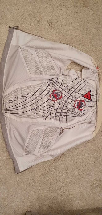 protecție Dainese mărimea M, ideală pentru o damă