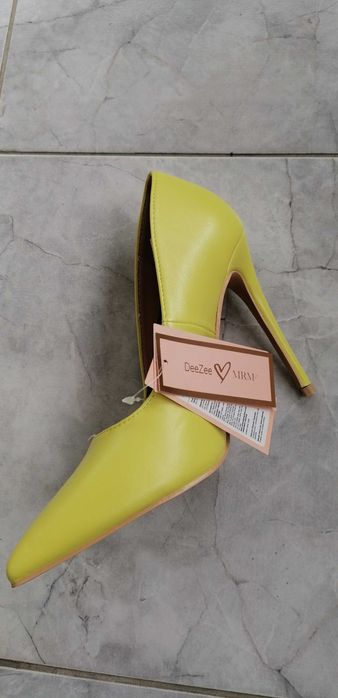 Нови дамски обувки на ток