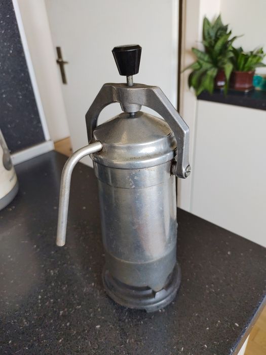 Продавам електрическа антикварна кафеварка