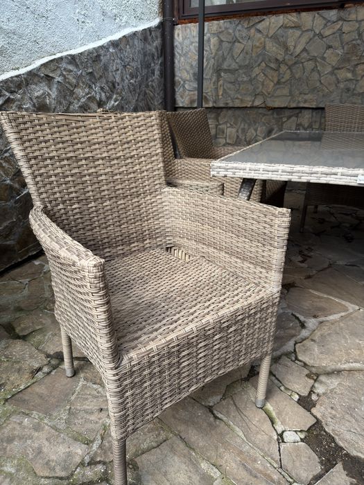 Различни маси и столове