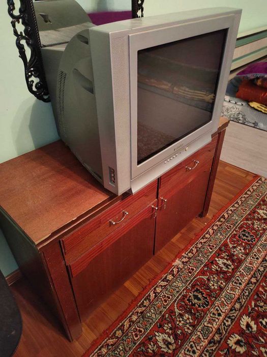 телевизор Самсунг и тумбу