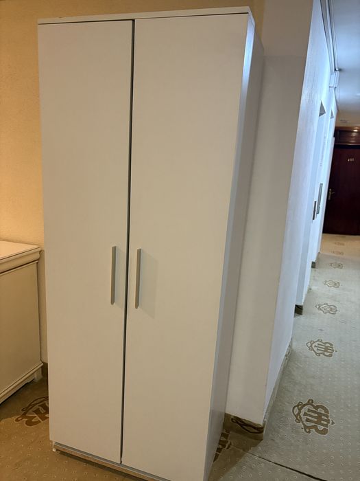 Vand mobilier din lemn